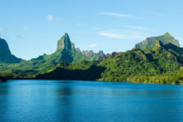 Ocean and mountains in French Polynesia