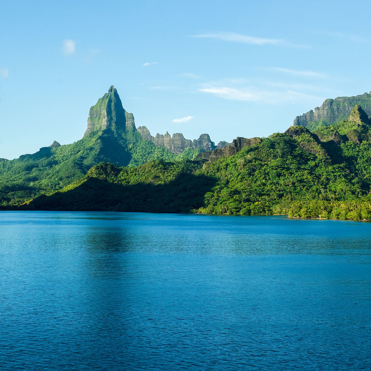 Ocean and mountains in French Polynesia